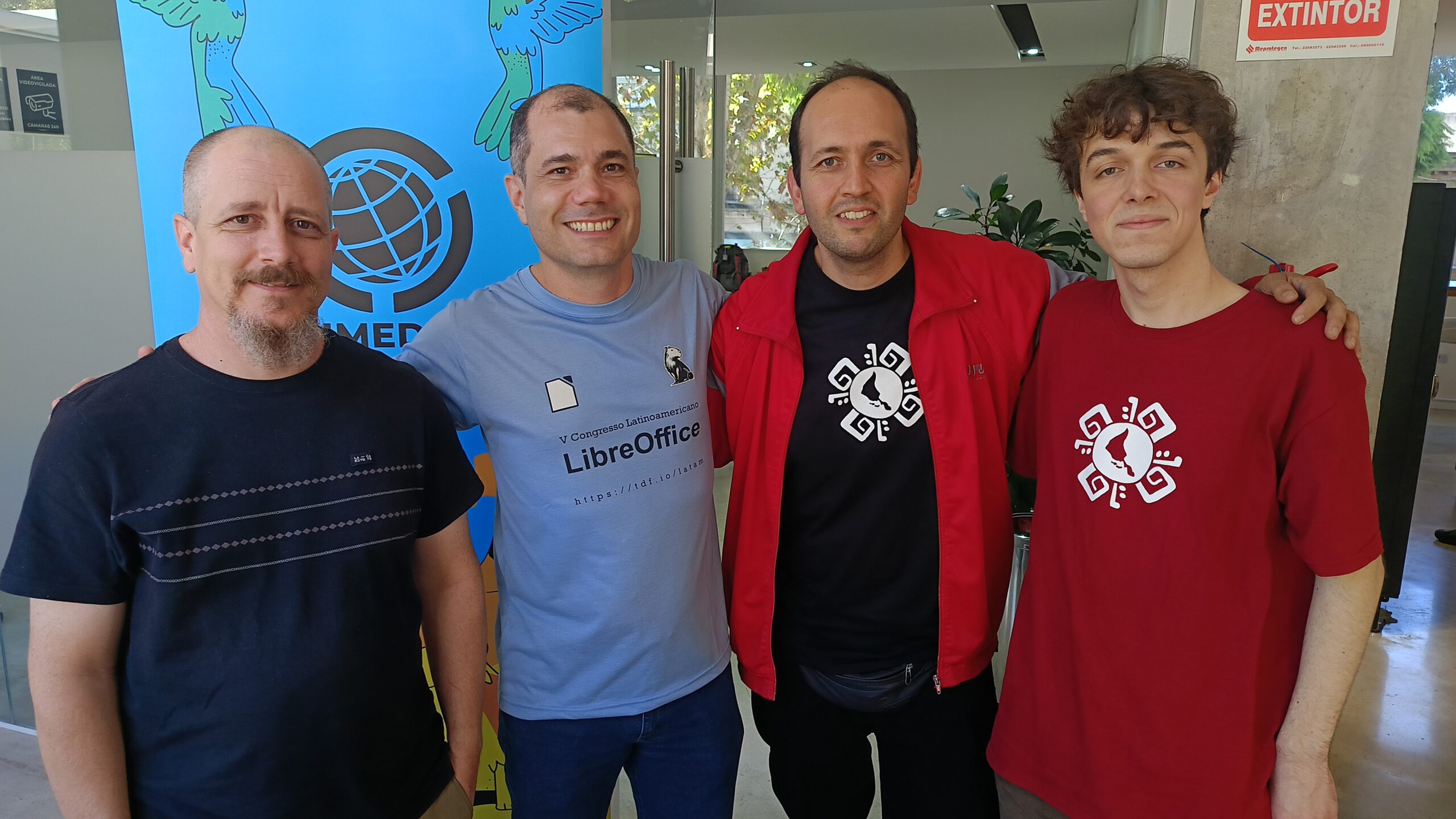 Santiago (FLISoL), Gustavo Pacheco (LibreOffice), Wilquer (FLISoL) y Francisco (FLISoL)